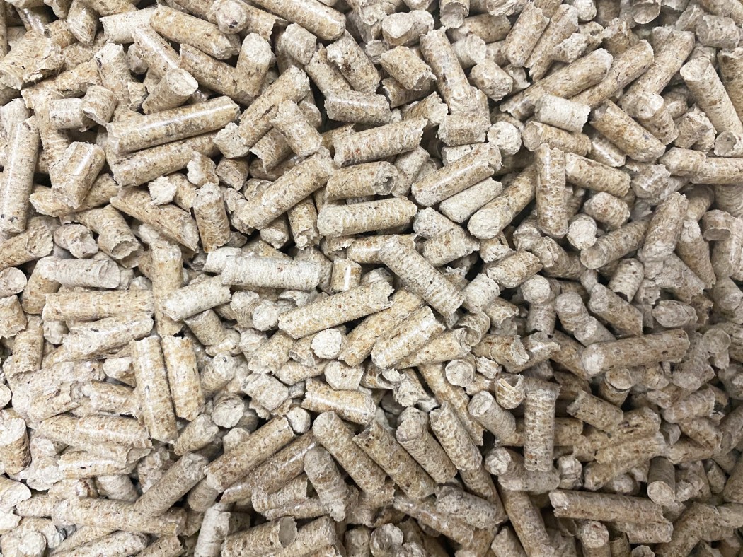 <p><strong>Древесный наполнитель, 5&nbsp;</strong><strong>кг.&nbsp;Имеет гранулы 6-8 мм.&nbsp;</strong></p>