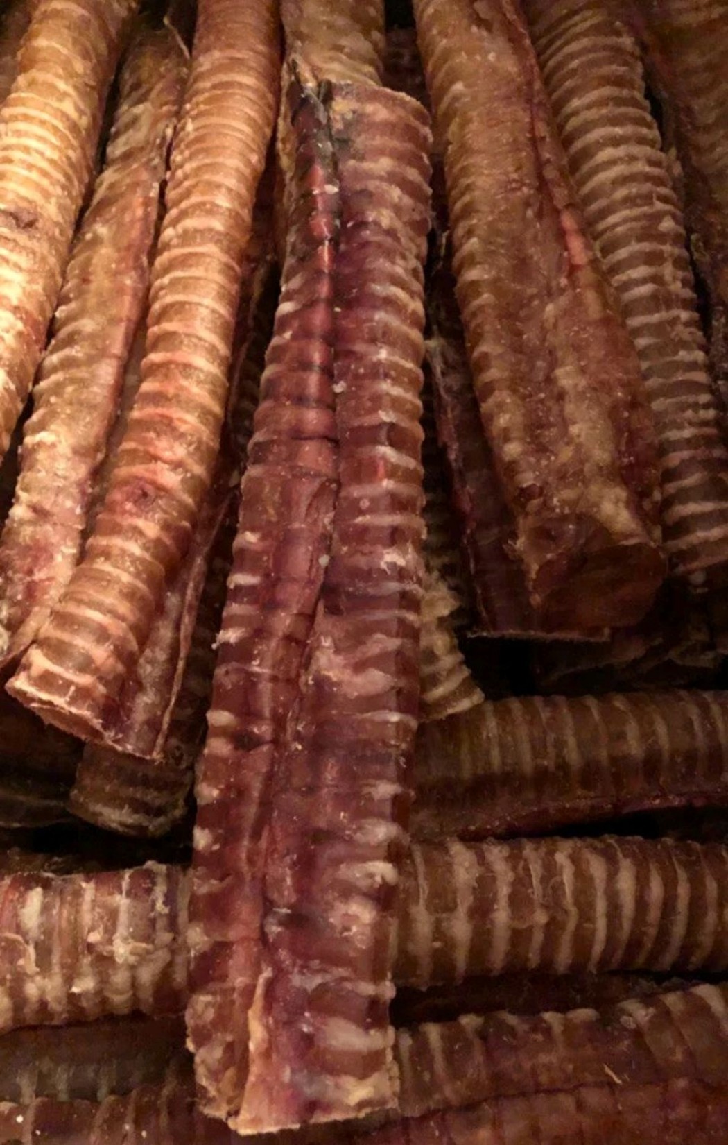 <p><strong>Натуральное лакомство для собак. Трахея-трубка сушёная говяжья, 42-46&nbsp;грамм.</strong></p>