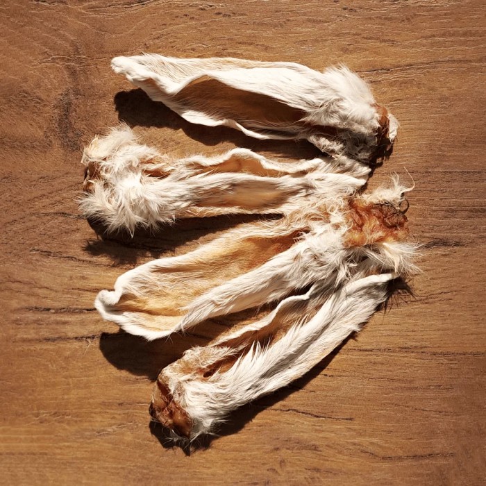 <p><strong>Urechi de iepure - hipoalergenic, tratație sănătoasă - jucărie. Este o sursă suplimentară de proteine, vitamine și minerale. &Icirc;ntărește gingiile previne formarea plăcii bacteriene, 4&nbsp;buc in cutie.</strong></p>