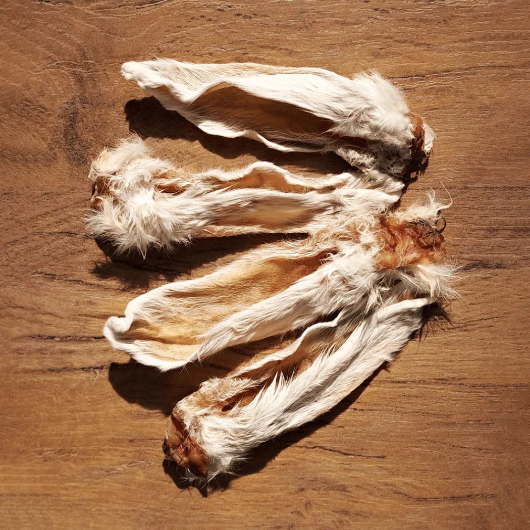 <p><strong>Urechi de iepure - hipoalergenic, tratație sănătoasă - jucărie. Este o sursă suplimentară de proteine, vitamine și minerale. &Icirc;ntărește gingiile previne formarea plăcii bacteriene, 4&nbsp;buc in cutie.</strong></p>