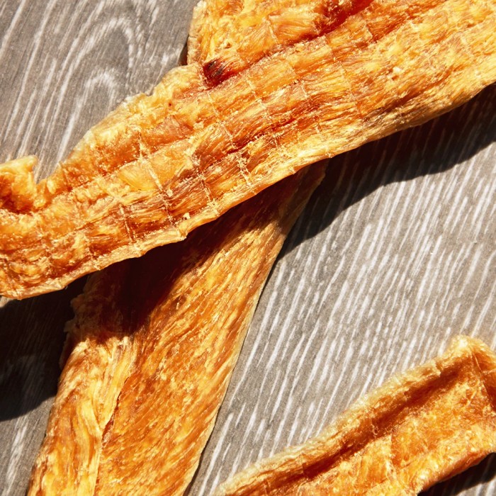 <p><strong>Лакомство подходит для поощрения и дрессировки собак мелких, средних и крупных пород, а так же для кошек.</strong></p>