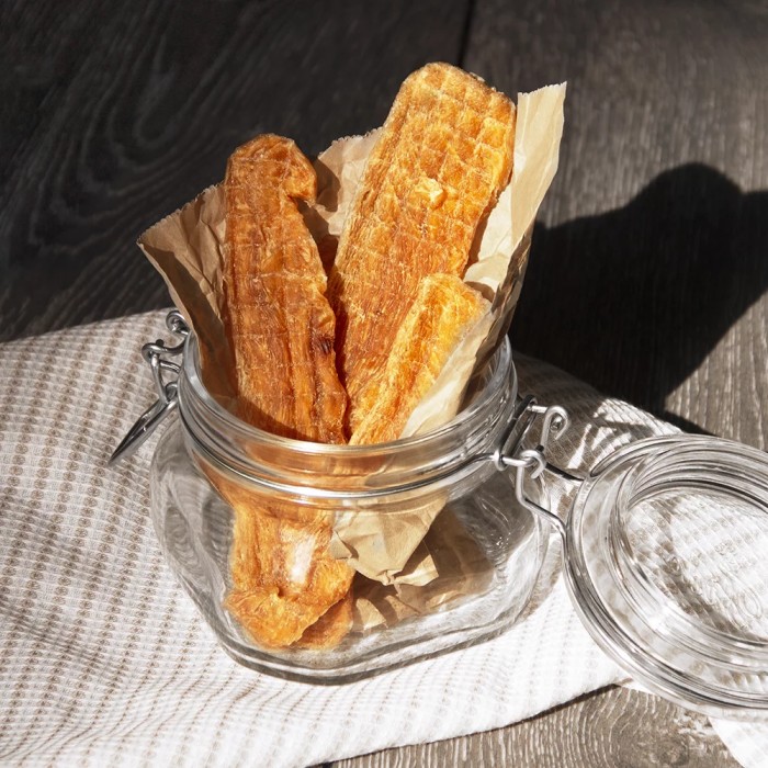 <p><strong>Лакомство подходит для поощрения и дрессировки собак мелких, средних и крупных пород, а так же для кошек.</strong></p>