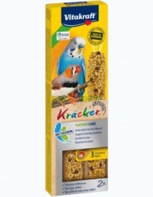 <p><strong>Функциональное лакомство для птиц во время линьки.</strong> Vitakraft Kr&auml;cker&reg; Feather Care &mdash; это три слоя нежной зерновой смеси на натуральном деревянном стержне с клипсой для крепления в клетке. Лакомство обогащено витаминами A, D3, аминокислотой DL-метионин и минералами (йод, цинк, марганец) &mdash; всё необходимое для поддержки оперения и кожи в период смены пера.</p>
