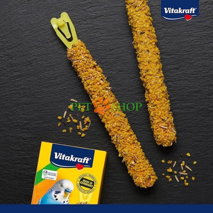 <p>Витаминное лакомство для птиц с мультивитаминным комплексом. Vitakraft Kr&auml;cker&reg; Multi-Vitamin &mdash; три слоя зерновой смеси на натуральном деревянном стержне с креплением для клетки. Обогащено витаминами, что способствует поддержанию здоровья оперения, кожи и иммунной системы.</p>