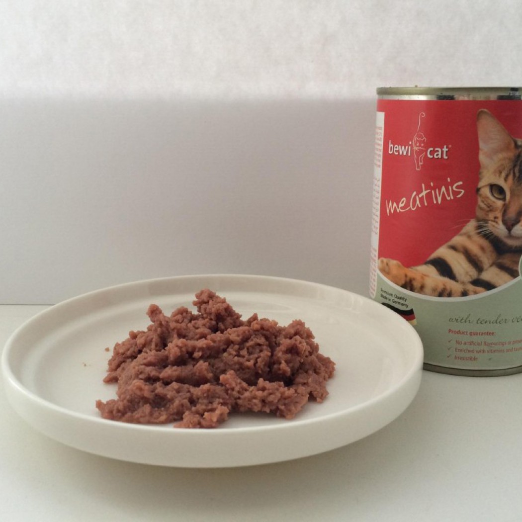<p><strong>Bewi Cat Meatinis Poultry&nbsp;</strong><strong>&ndash; идеальная добавка к сухому корму с высоким содержанием мяса курицы, богатая витаминами и микроэлементами.&nbsp;</strong></p>