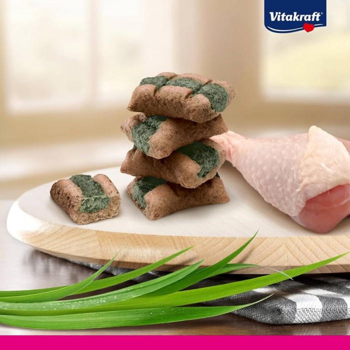 <p><strong>Vitakraft Yums Chicken, cat grass</strong>&nbsp;&mdash; это мягкие, ароматные лакомства с высокой долей мяса и нежной начинкой внутри. Благодаря деликатной запеканке в духовке, они сохраняют естественную сочность и обладают насыщенным вкусом.</p>